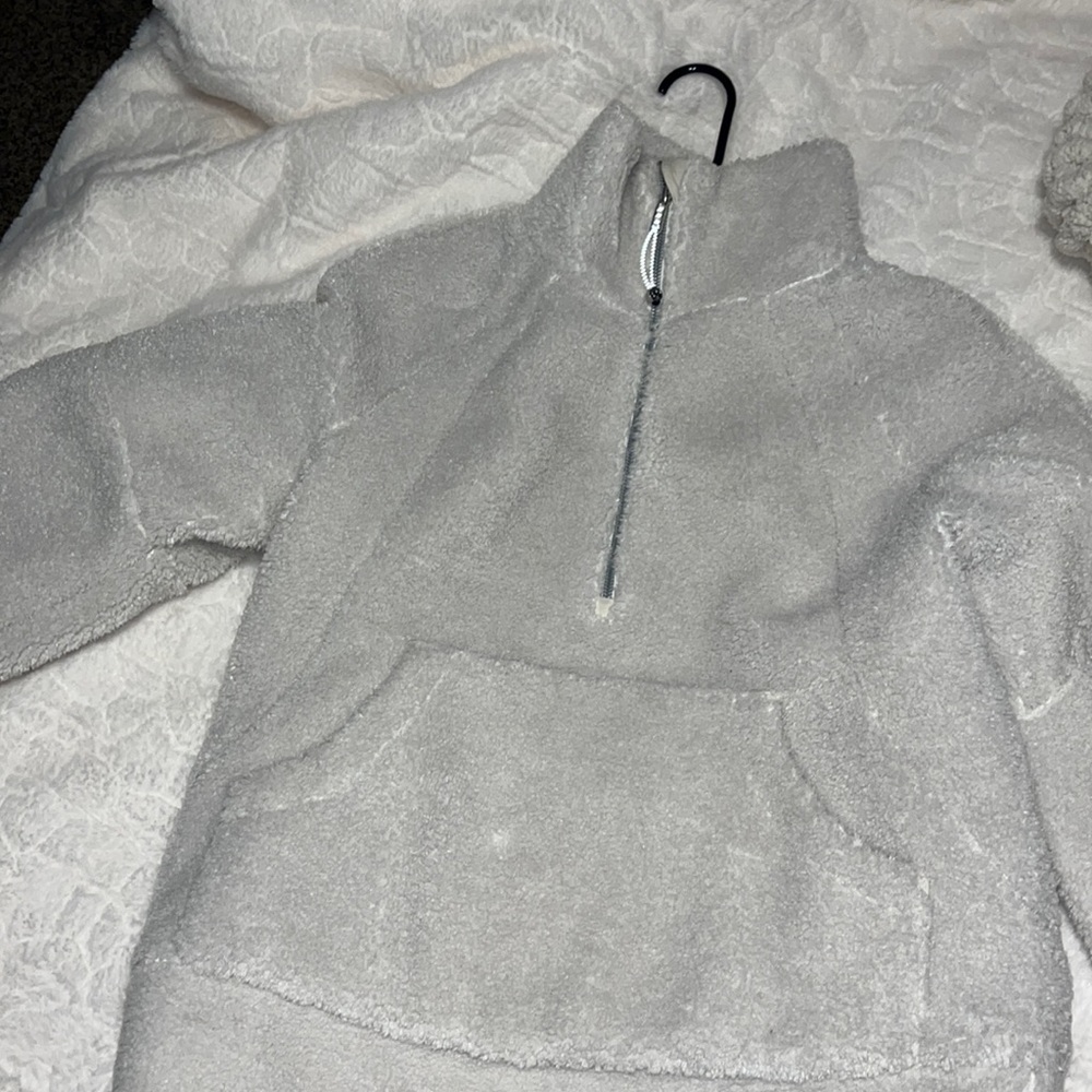 Lululemon white Opal oversized scuba size XS/S